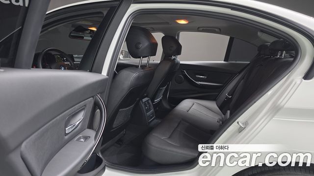 BMW 3-Series 2018 — photo 22