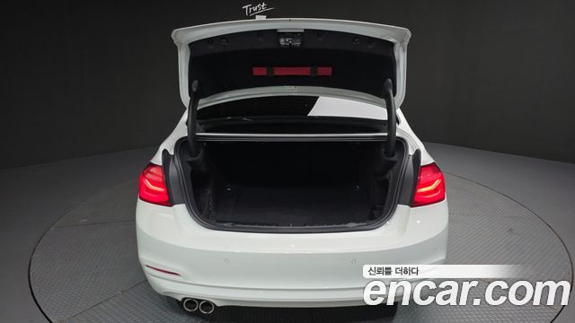 BMW 3-Series 2018 — photo 24