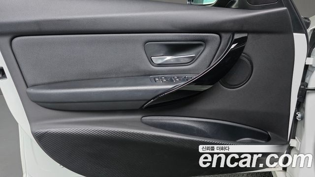 BMW 3-Series 2018 — photo 14