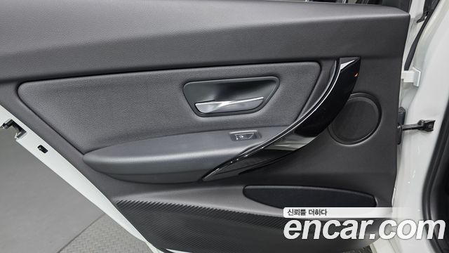 BMW 3-Series 2018 — photo 15