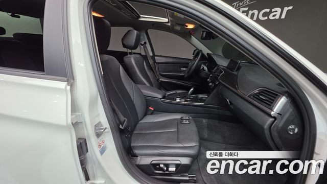 BMW 3-Series 2018 — photo 16