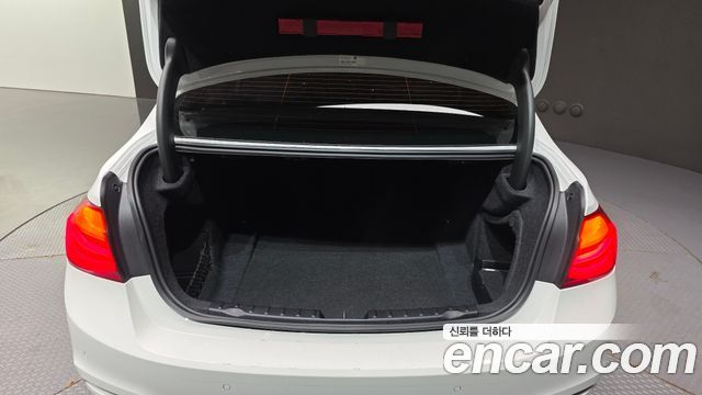 BMW 3-Series 2018 — photo 32