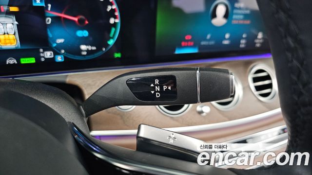 Mercedes-Benz E-Class 2023 — photo 12