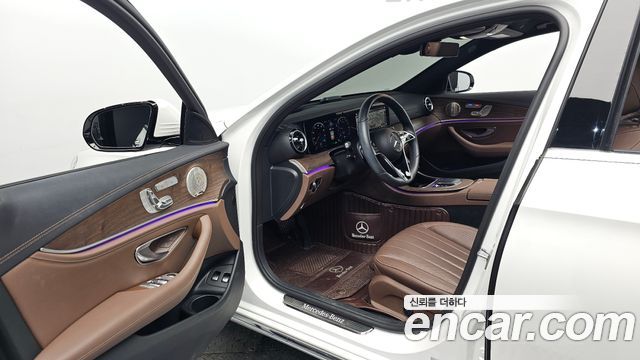 Mercedes-Benz E-Class 2023 — photo 13