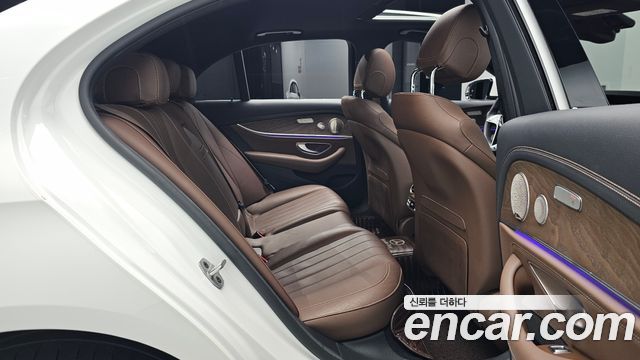 Mercedes-Benz E-Class 2023 — photo 17
