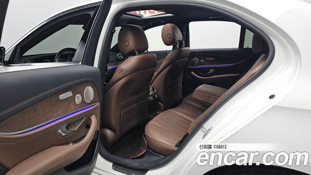 Mercedes-Benz E-Class 2023 — photo 18