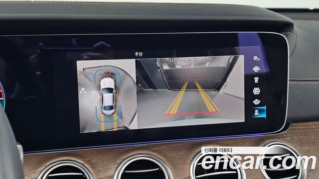 Mercedes-Benz E-Class 2023 — photo 24