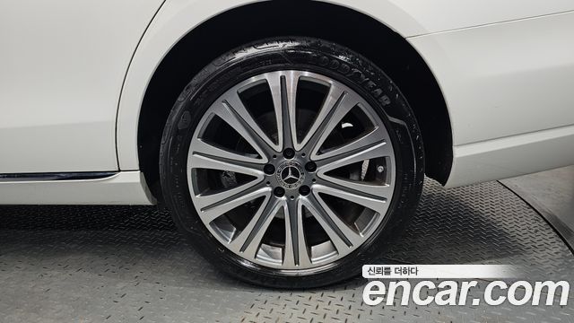 Mercedes-Benz E-Class 2023 — photo 7