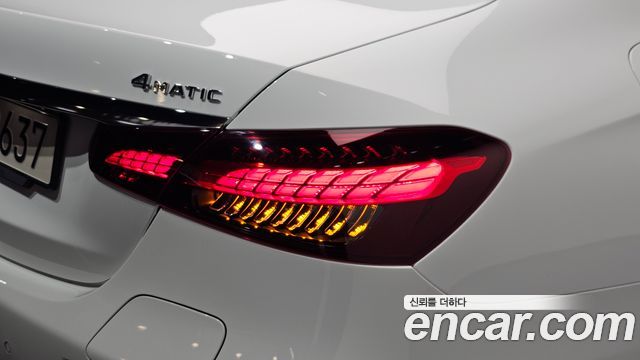 Mercedes-Benz E-Class 2023 — photo 9
