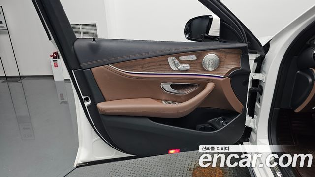 Mercedes-Benz E-Class 2023 — photo 14