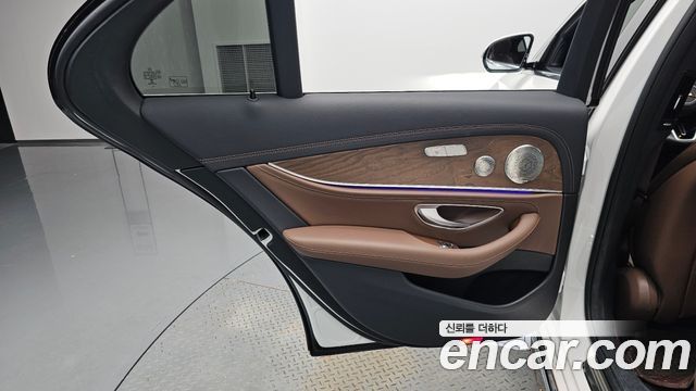 Mercedes-Benz E-Class 2023 — photo 15