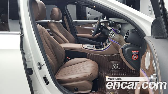 Mercedes-Benz E-Class 2023 — photo 16