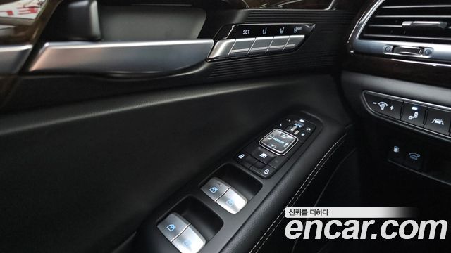 Genesis G90 2019 — photo 32