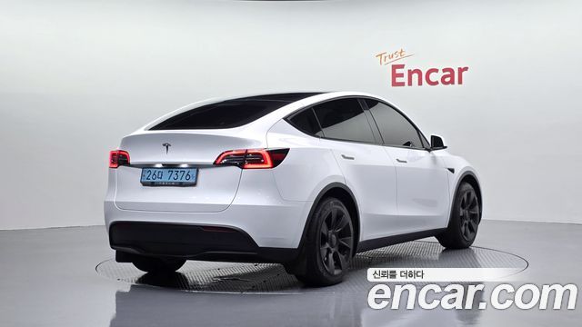 Tesla Model Y 2023 — photo 2