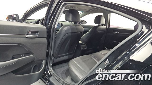 Hyundai AVANTE 2018 — photo 18