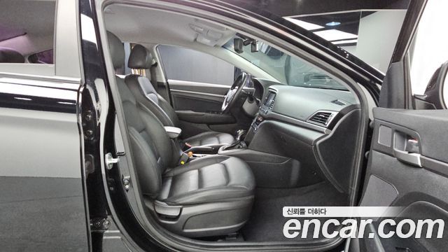 Hyundai AVANTE 2018 — photo 16