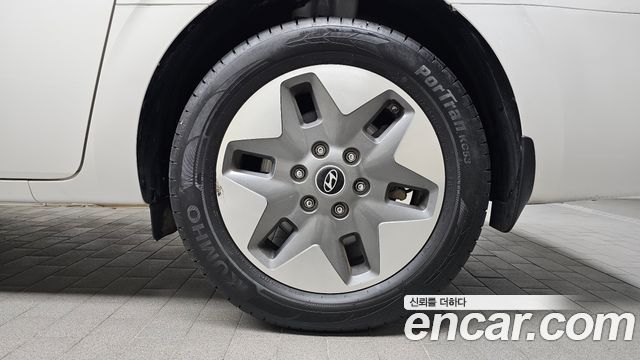 Hyundai Staria 2025 — photo 7