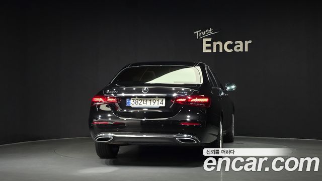Mercedes-Benz E-Class 2023 — photo 4