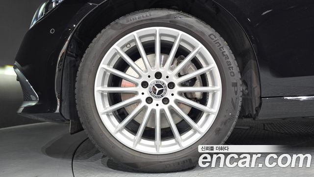Mercedes-Benz E-Class 2023 — photo 5
