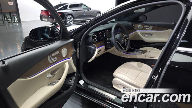 Mercedes-Benz E-Class 2023 — photo 10