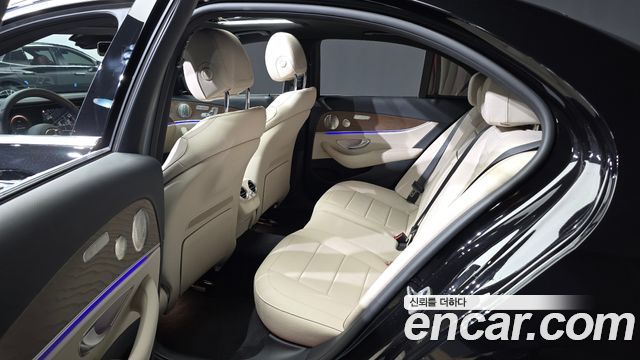 Mercedes-Benz E-Class 2023 — photo 11
