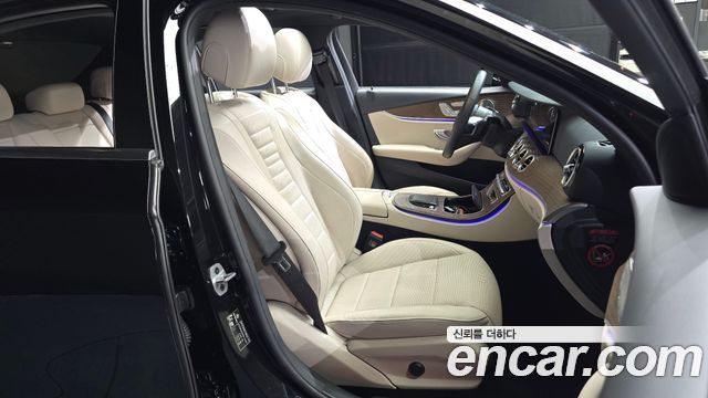 Mercedes-Benz E-Class 2023 — photo 12
