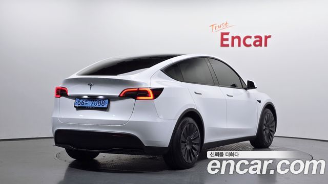 Tesla Model Y 2023 — photo 2