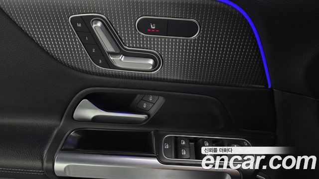 Mercedes-Benz GLB-Class 2021 — photo 12