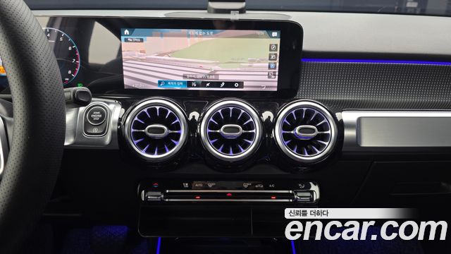 Mercedes-Benz GLB-Class 2021 — photo 15