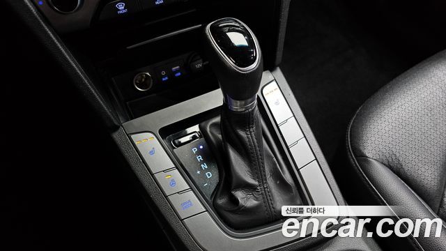 Hyundai AVANTE 2016 — photo 12