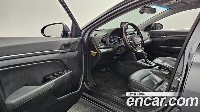 Hyundai AVANTE 2016 — photo 13