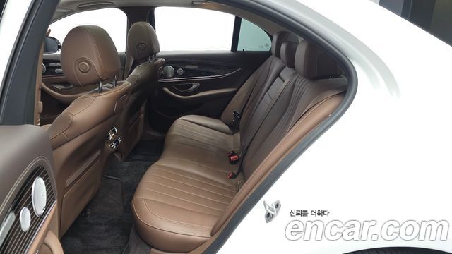 Mercedes-Benz E-Class 2020 — photo 17
