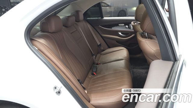 Mercedes-Benz E-Class 2020 — photo 18