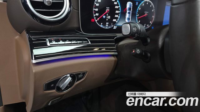 Mercedes-Benz E-Class 2020 — photo 24