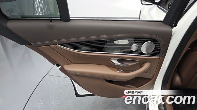 Mercedes-Benz E-Class 2020 — photo 15