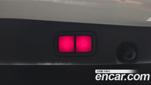 Mercedes-Benz E-Class 2020 — photo 32
