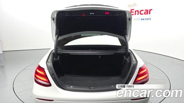 Mercedes-Benz E-Class 2020 — photo 33