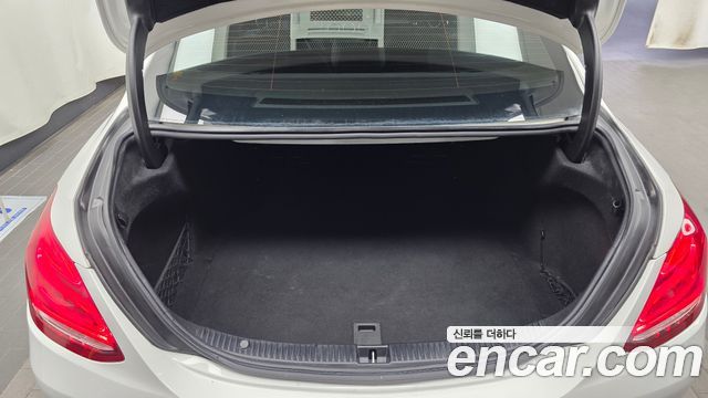 Mercedes-Benz C-Class 2018 — photo 20