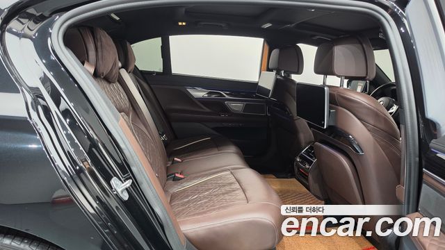 BMW 7-Series 2020 — photo 17