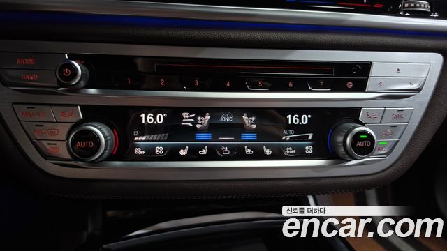 BMW 7-Series 2020 — photo 32