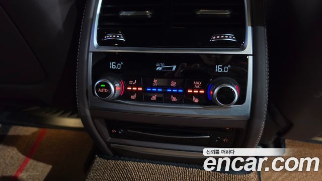 BMW 7-Series 2020 — photo 35