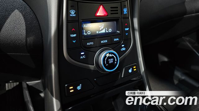 Hyundai AVANTE 2014 — photo 17
