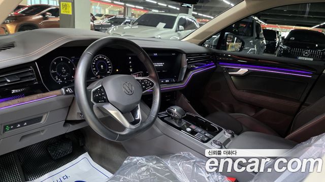 Volkswagen Touareg 2023 — photo 10