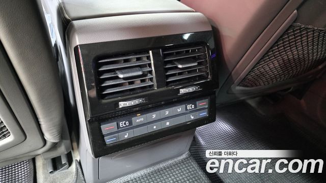 Volkswagen Touareg 2023 — photo 19