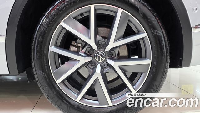Volkswagen Touareg 2023 — photo 20