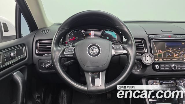 Volkswagen Touareg 2015 — photo 14