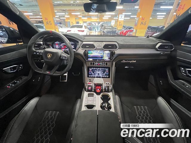 Lamborghini Urus 2023 — photo 12