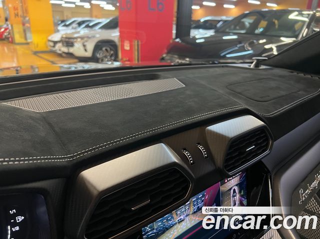 Lamborghini Urus 2023 — photo 16