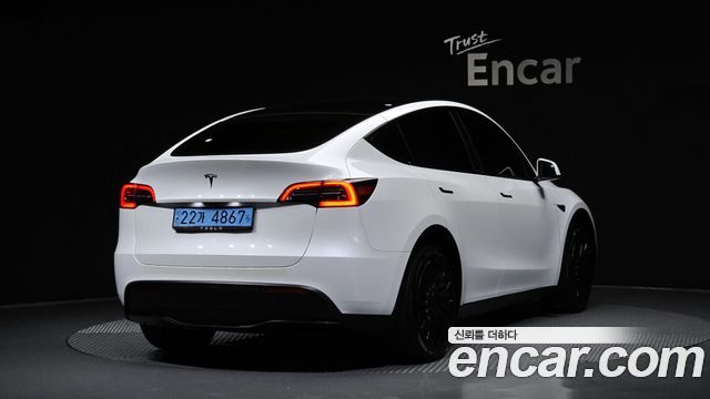 Tesla Model Y 2023 — photo 2