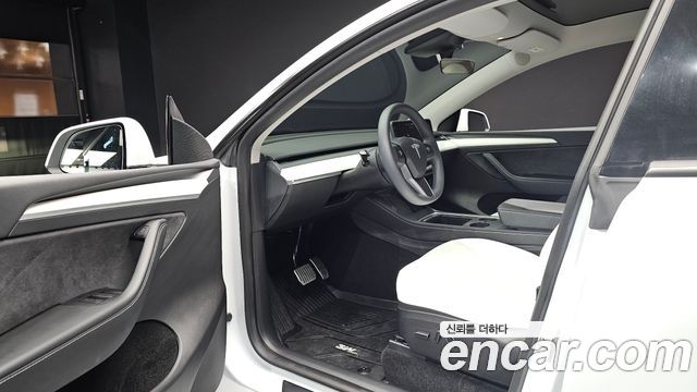 Tesla Model Y 2023 — photo 13